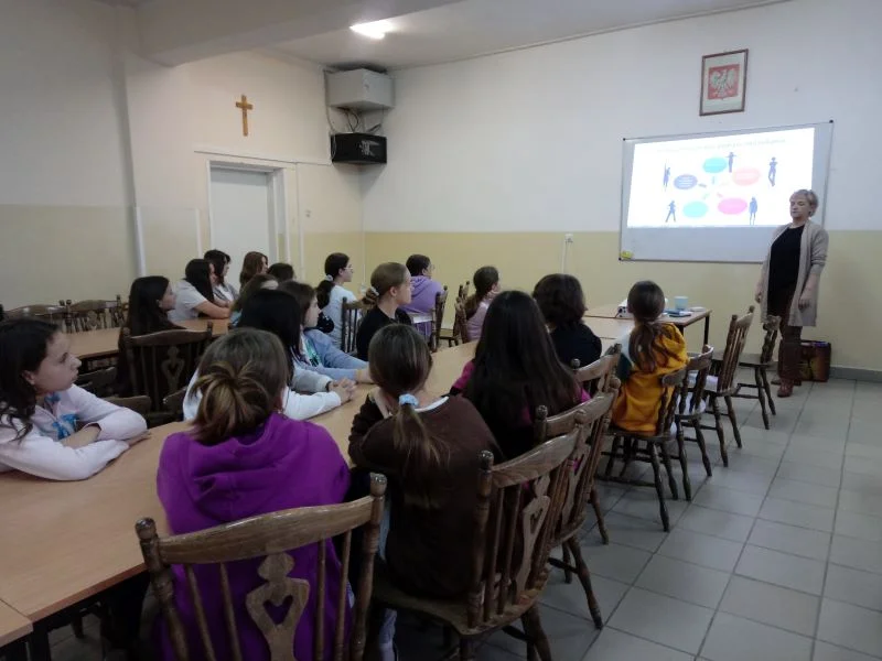 „Między nami kobietkami”. Program edukacyjny który nie spodobał się rodzicom uczennic klasy szóstej w SP nr 4 w Sanoku - Zdjęcie główne