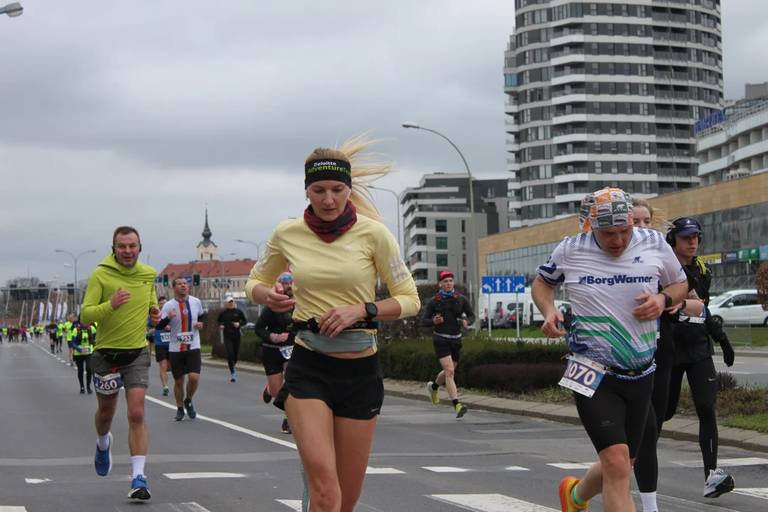 16. PKO Półmaraton Rzeszowski. Szczęśliwi biegacze na trasie oraz na meci