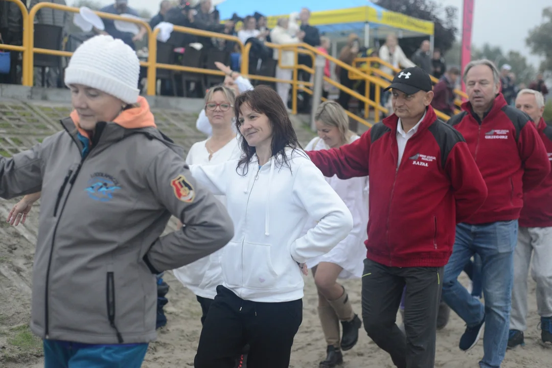 "Jezioro Aniołów" nad Jeziorem Tarnobrzeskim - zatańczyli poloneza na plaży