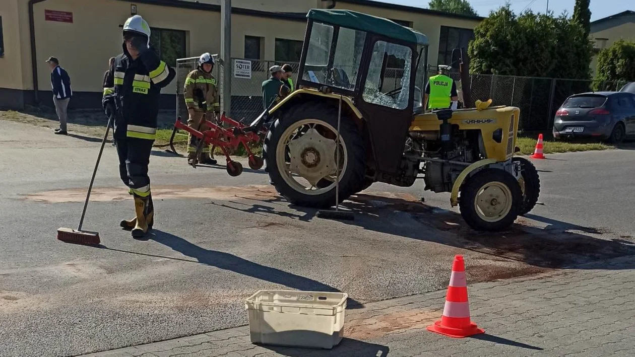 Wypadek w Przecławiu. Samochód osobowy zderzył się z traktorem [ZDJĘCIA] - Zdjęcie główne