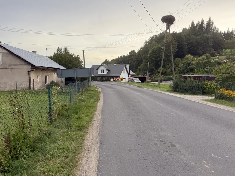 Zamknięty przejazd w Uhercach Mineralnych