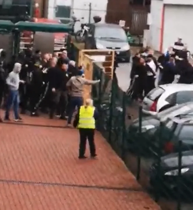 Kibole Stomilu Olsztyn i bójka pod stadionem w Tarnobrzegu