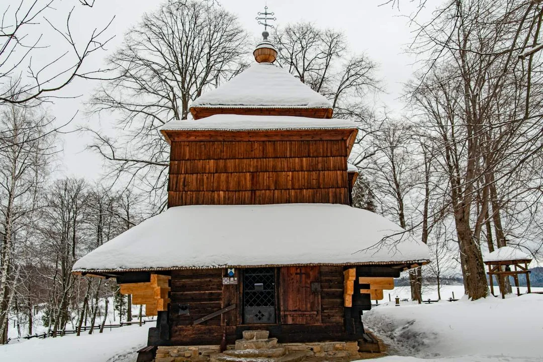 Cerkiew w Smolniku nad Sanem w zimowej odsłonię