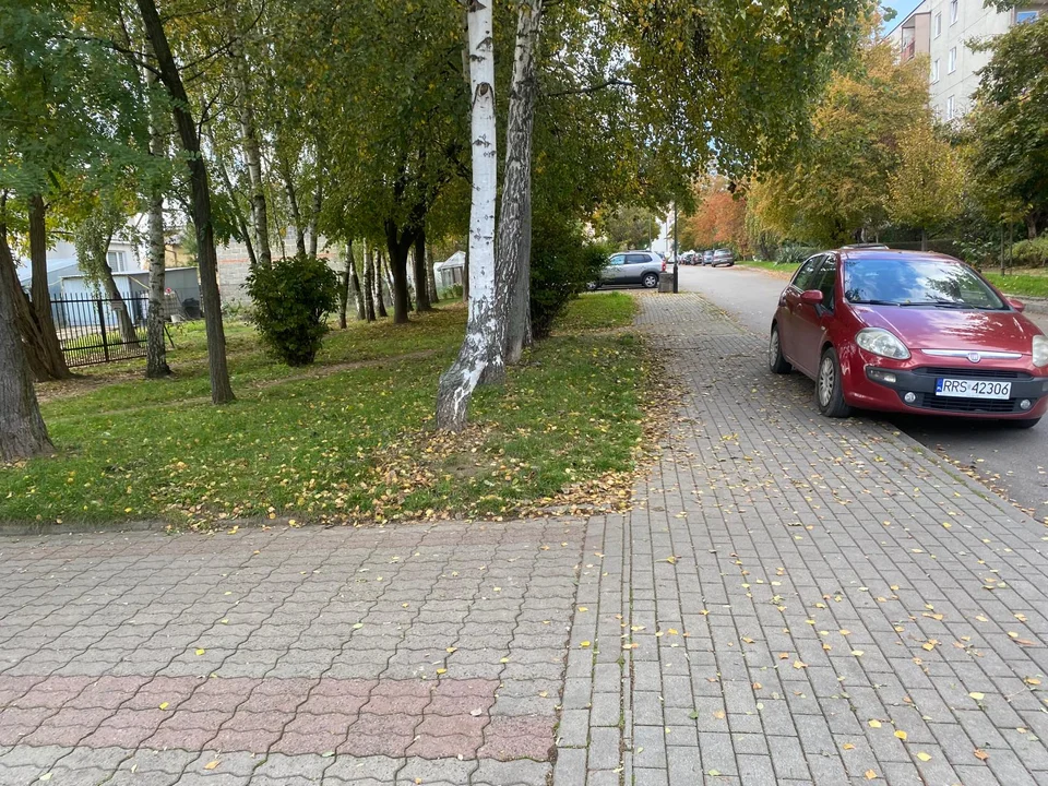 Pod tym sklepem w Rzeszowie dochodzi do imprez zakrapianych alkoholem