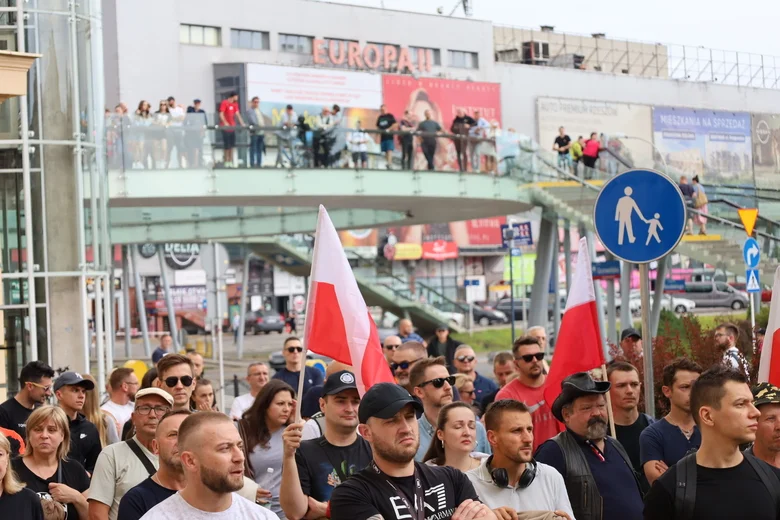 Tłum także na "okrągłej kładce"