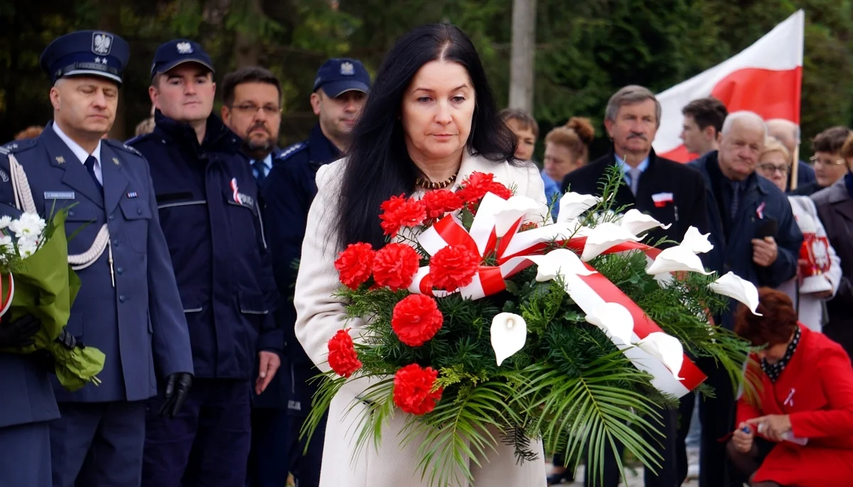 Święto Niepodległości w Olszanicy. Przed obeliskiem odśpiewano hymn i złożono wiązanki [ZDJĘCIA] - Zdjęcie główne