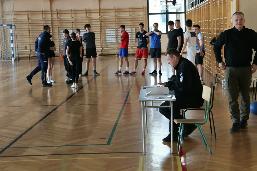 Testy sprawnościowe klasy policyjnej w LO w Kolbuszowej