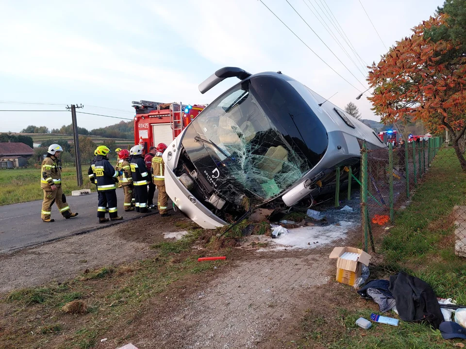 Jedna z tras, którą dojedziemy w Bieszczady całkowicie zablokowana. Doszło do wypadku autokaru! [ZDJĘCIA] - Zdjęcie główne