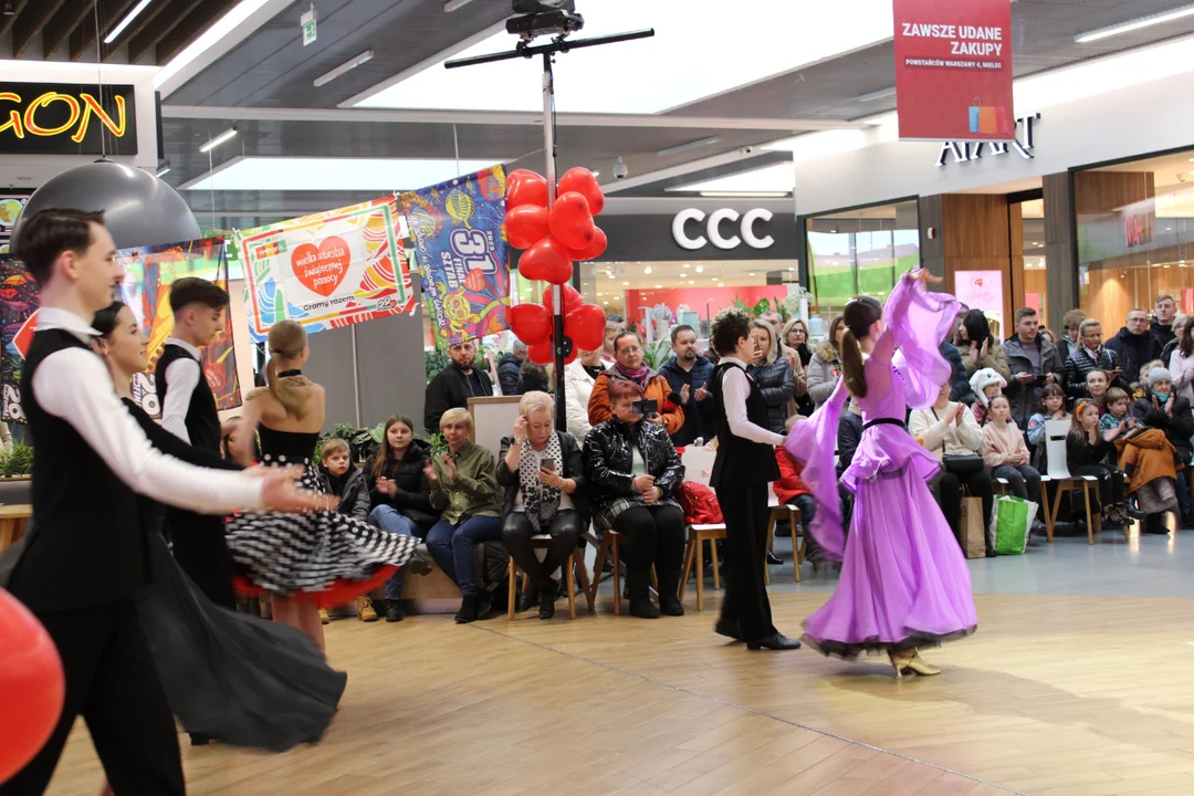 Występ tancerzy Centrum Tańca Gala podczas grania WOŚP