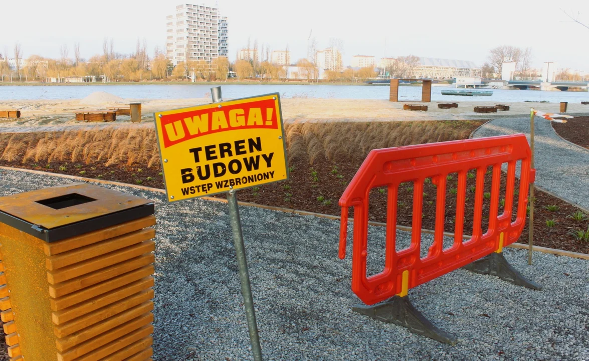 Miejska plaża nad Wisłokiem już umeblowana. Stan prac na 19 grudnia