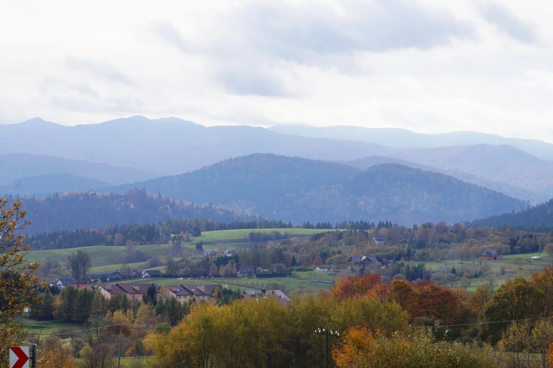 Bieszczady. Punkt widokowy w Lutowiskach. Stąd rozpościera się piękny widok na polskie i ukraińskie szczyty [ZDJĘCIA, WIDEO] - Zdjęcie główne