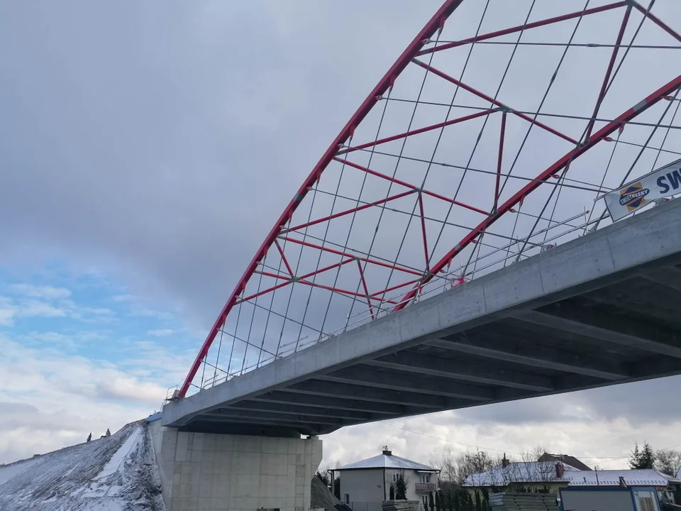 Stan budowy wiaduktu nad linią kolejową z Mielca do Padwi