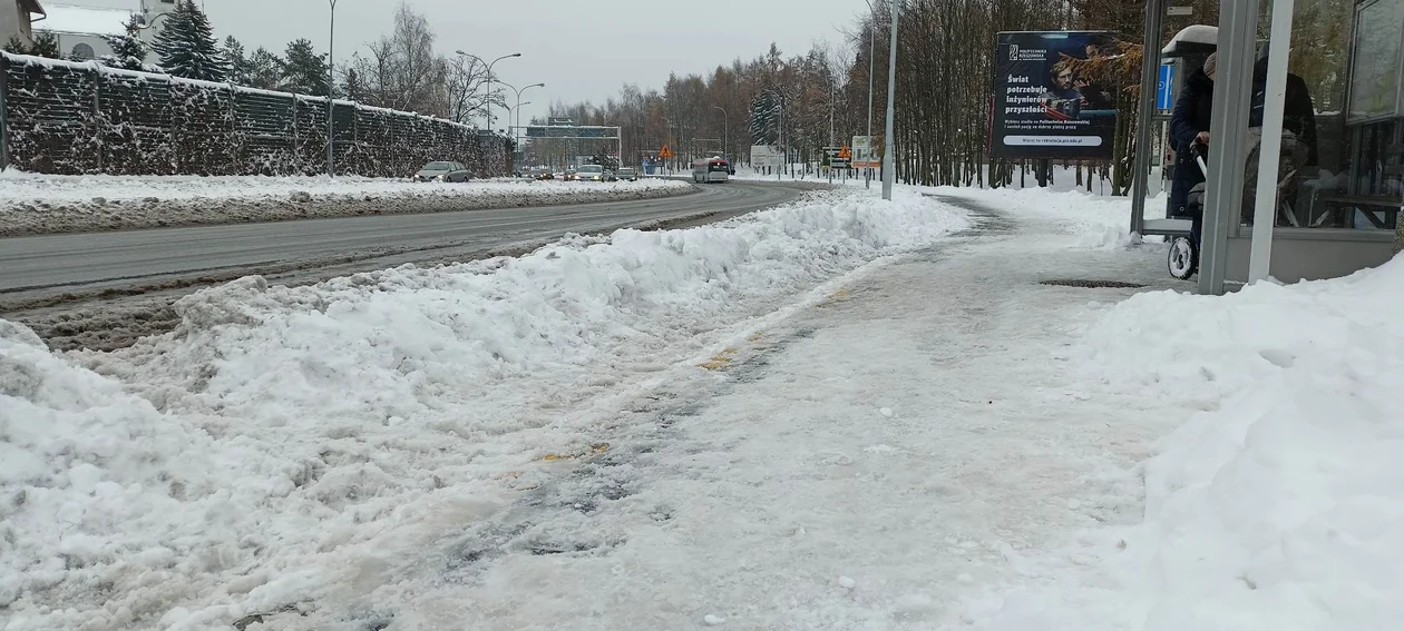 Problemy mieszkańców na przystankach. Ciężko dojść do autobusu przez zaspy ze śniegu