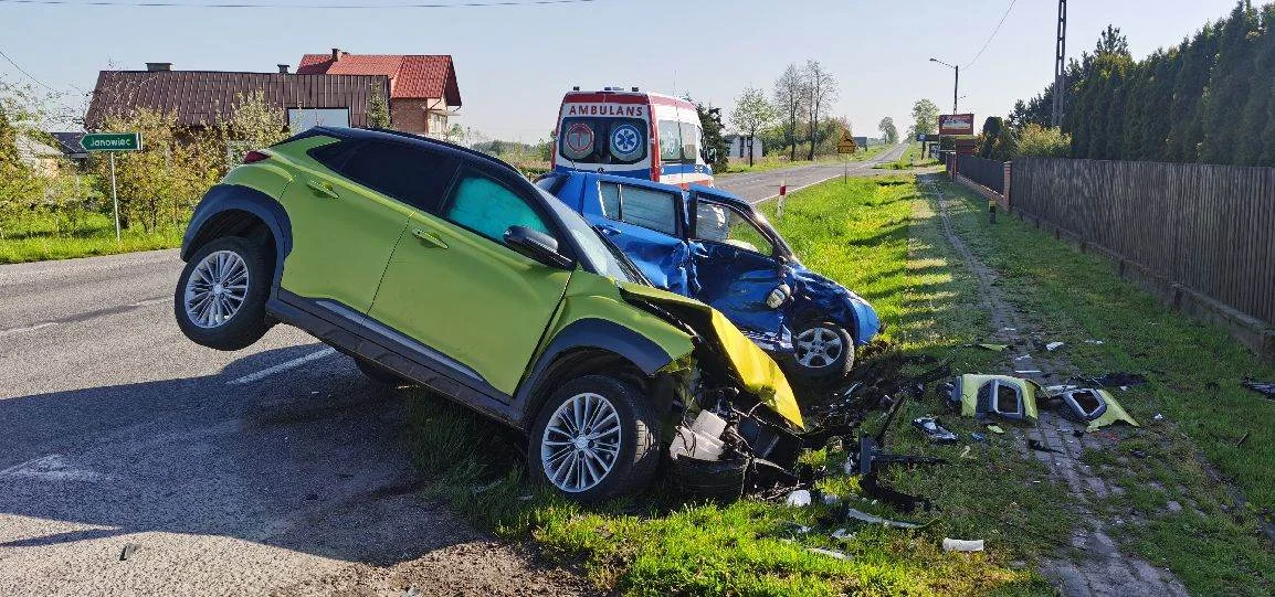 Wypadek w Janowcu. Dwie osoby w szpitalu [ZDJĘCIA] - Zdjęcie główne