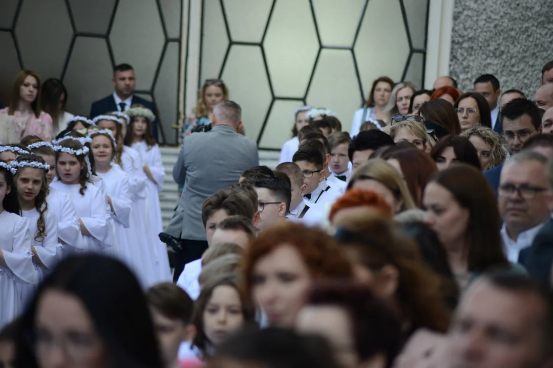 Pierwsza Komunia Święta dzieci ze Szkoły Podstawowej numer 10 w Tarnobrzegu. Parafia Matki Bożej Nieustającej Pomocy