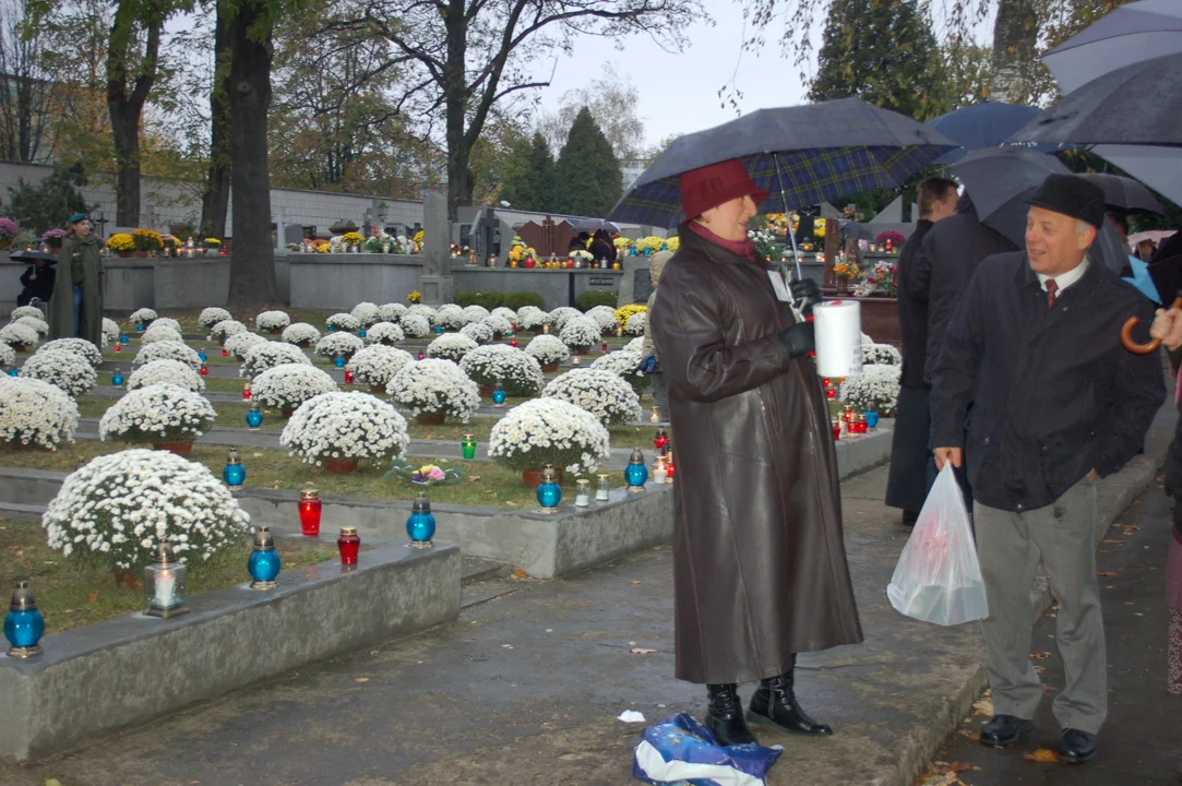 Wszystkich Świętych na archiwalnych zdjęciach