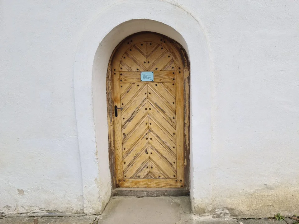 Boczne drzwi wejściowe do cerkwi