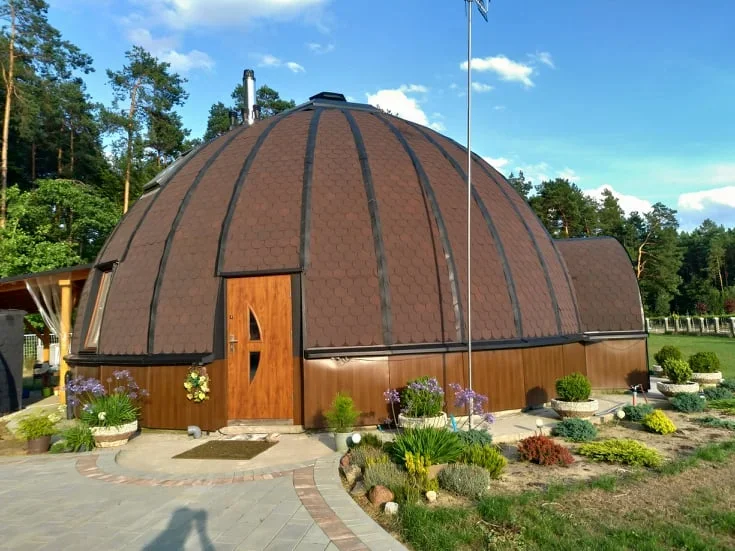 Dom-kopuła w Żarówce