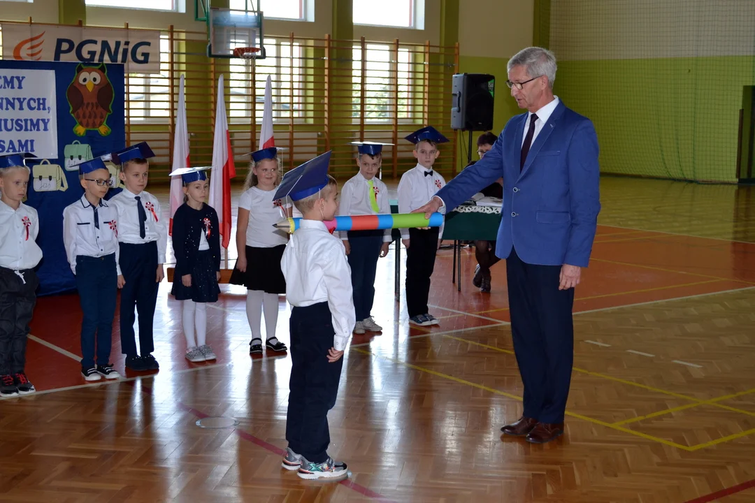 Uroczystość pasowania na ucznia w Szkole Podstawowej w Strachocinie [ZDJĘCIA] - Zdjęcie główne