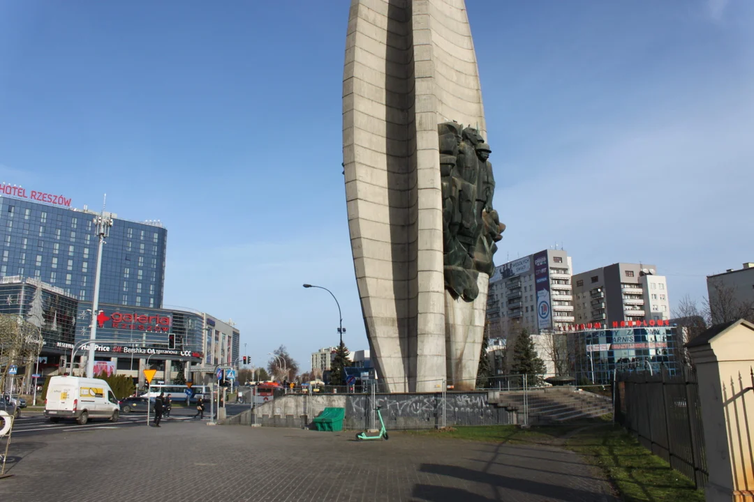 Pomnik Czynu Rewolucyjnego został ogrodzony. "Zagrożenie życia i zdrowia ludzkiego"