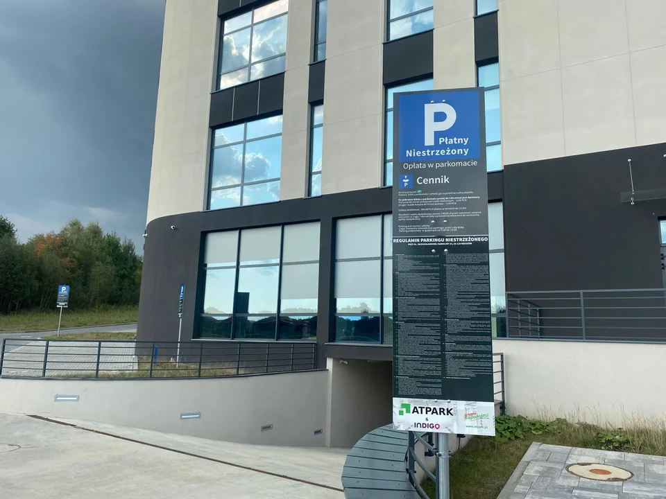 Galeria handlowa „Karolina Park” z płatnym parkingiem. Czy są darmowe godziny?