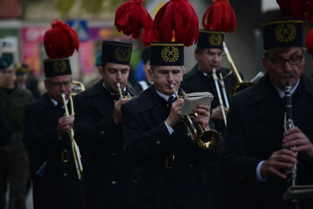 Narodowe Święto Niepodległości w Tarnobrzegu. Uroczystości przy pomniku Marszałka Józefa Piłsudskiego. - 104 lata temu narodziła się nowoczesna Polska - mówi prezydent miasta Dariusz Bożek [ZDJĘCIA - CZĘŚĆ 1]