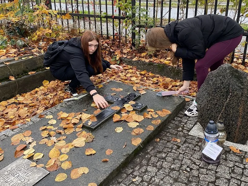 Uczniowie tarnobrzeskiego Liceum Ogólnokształcącego im. Mikołaja Kopernika i Zespołu Szkół Specjalnych pamiętają o zmarłych