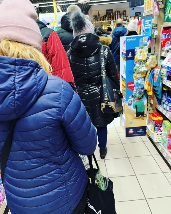 "Klub czytelnika" i kolejki do kas w niedzielę niehandlową w Intermarche