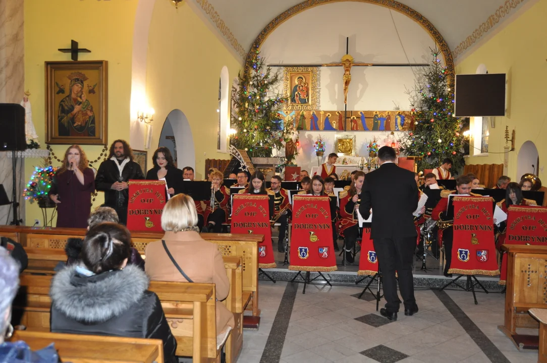 Koncert kolęd Orkiestry Dętej Dobrynin w kościele w Dobryninie