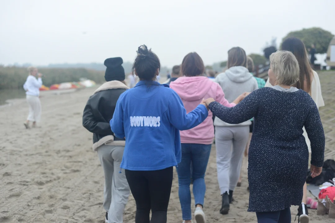 "Jezioro Aniołów" nad Jeziorem Tarnobrzeskim - zatańczyli poloneza na plaży