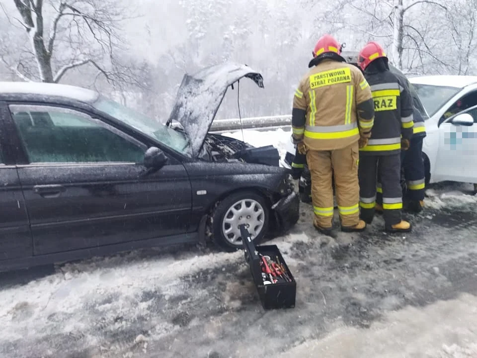 Trudne warunki na drogach. Między Olszanicą a Wańkową doszło do kolizji trzech samochodów. Jedna osoba poszkodowana [ZDJĘCIA] - Zdjęcie główne