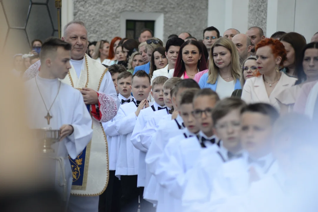 Pierwsza Komunia Święta dzieci ze Szkoły Podstawowej numer 10 w Tarnobrzegu. Parafia Matki Bożej Nieustającej Pomocy
