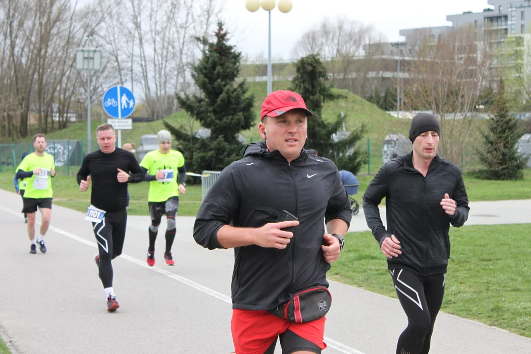 16. PKO Półmaraton Rzeszowski. Szczęśliwi biegacze na trasie oraz na meci