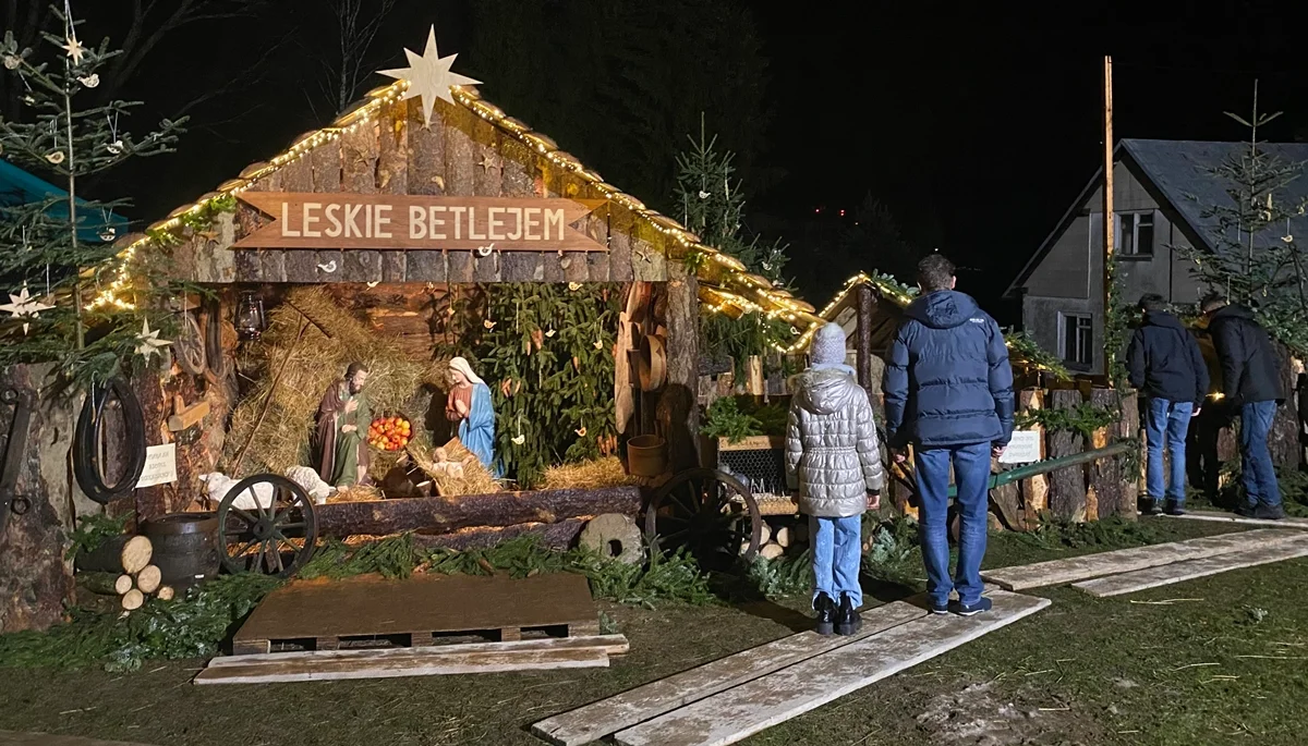 "Leskie Betlejem" - jedyne takie miejsce w regionie. Konie, owce i wiele innych zwierząt przy Kościele pw. Nawiedzenia Najświętszej Maryi Panny w Lesku [ZDJĘCIA] - Zdjęcie główne