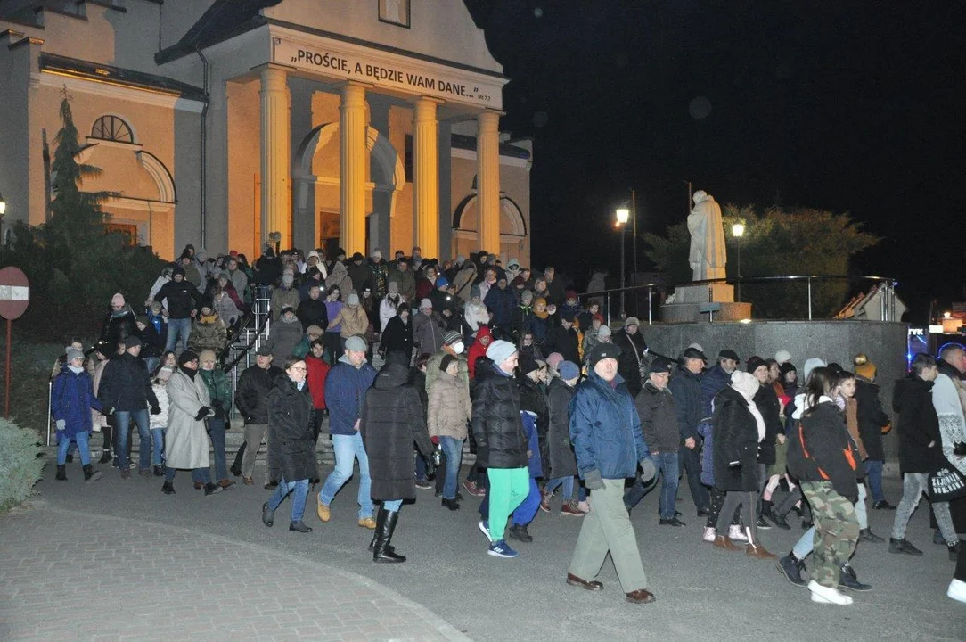 Tłumy wiernych na Drodze Krzyżowej która przeszła dziś ulicami Kolbuszowej [ZDJĘCIA] - Zdjęcie główne
