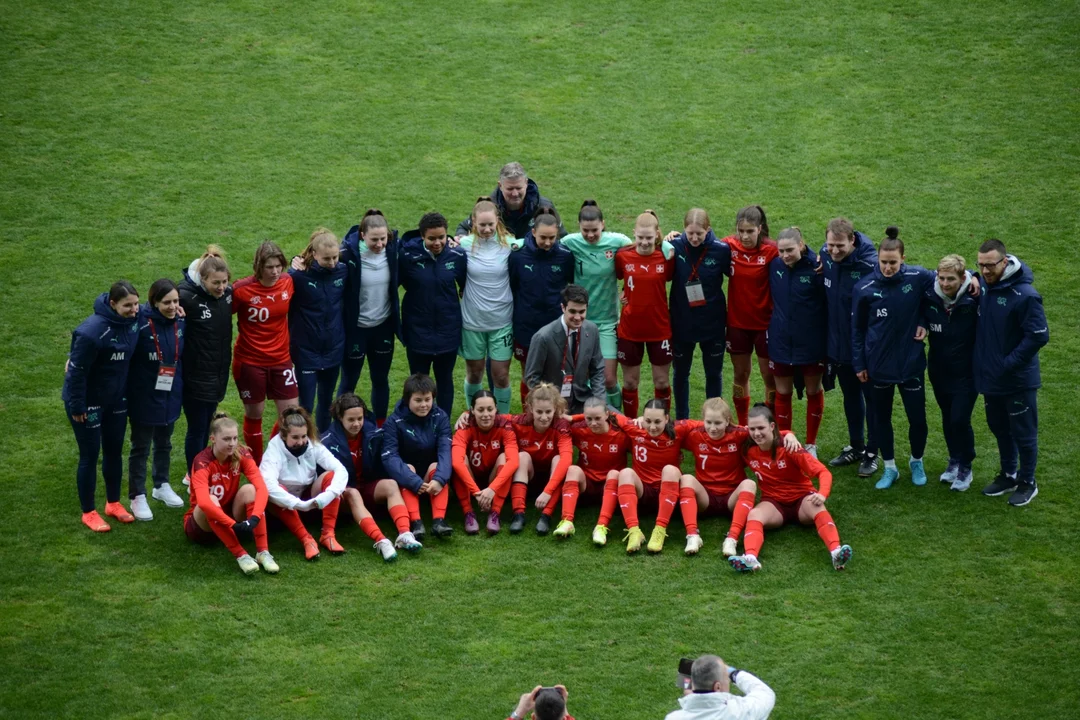 Eliminacje Euro U-19 kobiet w Stalowej Woli. Kibice na trybunach oraz kulisy meczu Polska - Szwajcaria [ZDJĘCIA, WIDEO] - Zdjęcie główne
