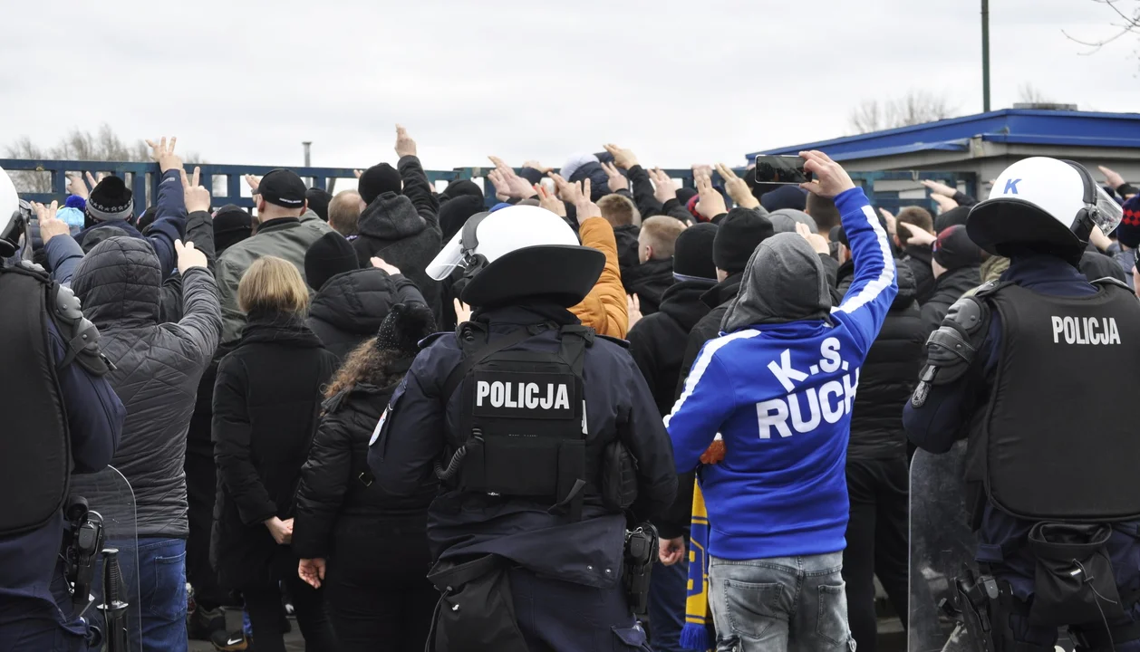 Kibice Wisły i Ruchu w obstawie policji kibicują pod Stadionem Miejskim