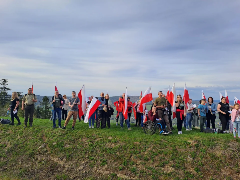 Ponad stuosobowa grupa weszła z biało-czerwonymi flagami na Holicę
