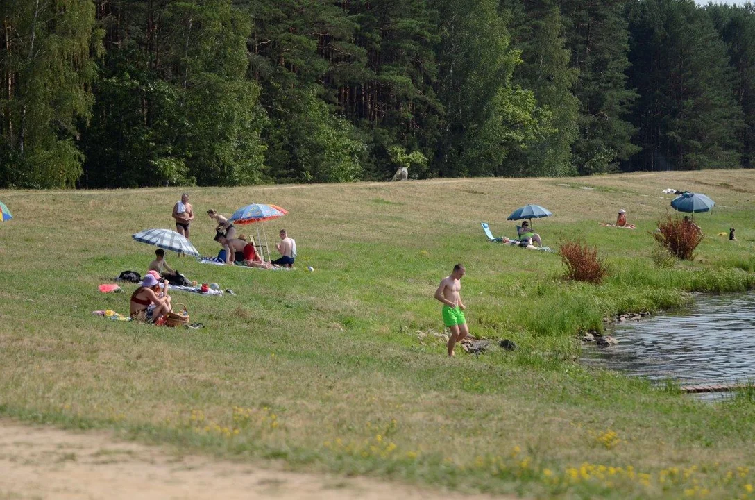 Tłumy nad zalewem w Wilczej Woli