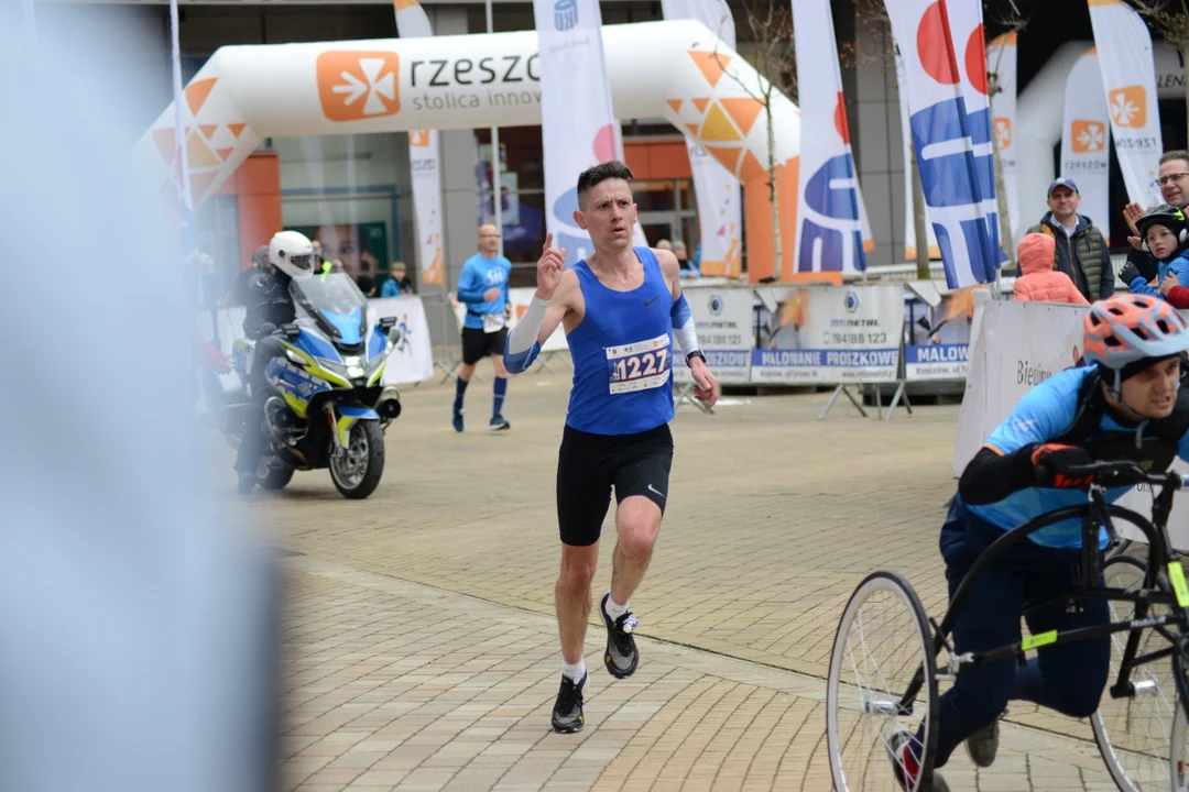 16. PKO Półmaraton Rzeszowski oraz 8. PKO Sztafeta Półmaratońska w Rzeszowie - dużo zdjęć z trasy i mety