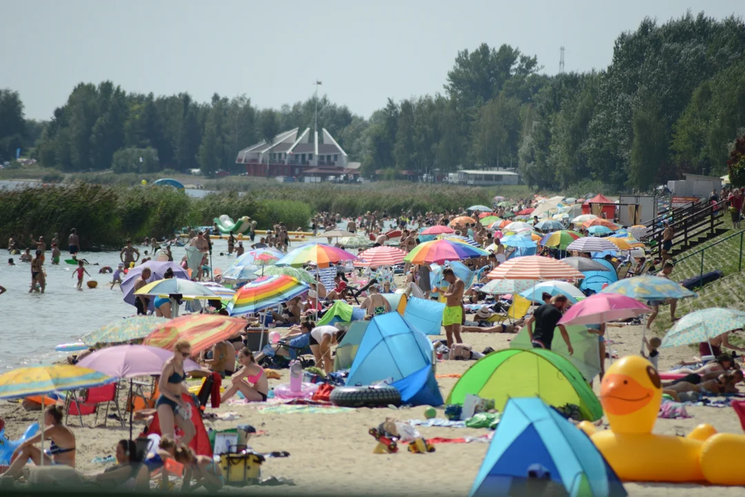 Tłumy nad Jeziorem Tarnobrzeskim - zobacz zdjęcia z sobotniego plażowania