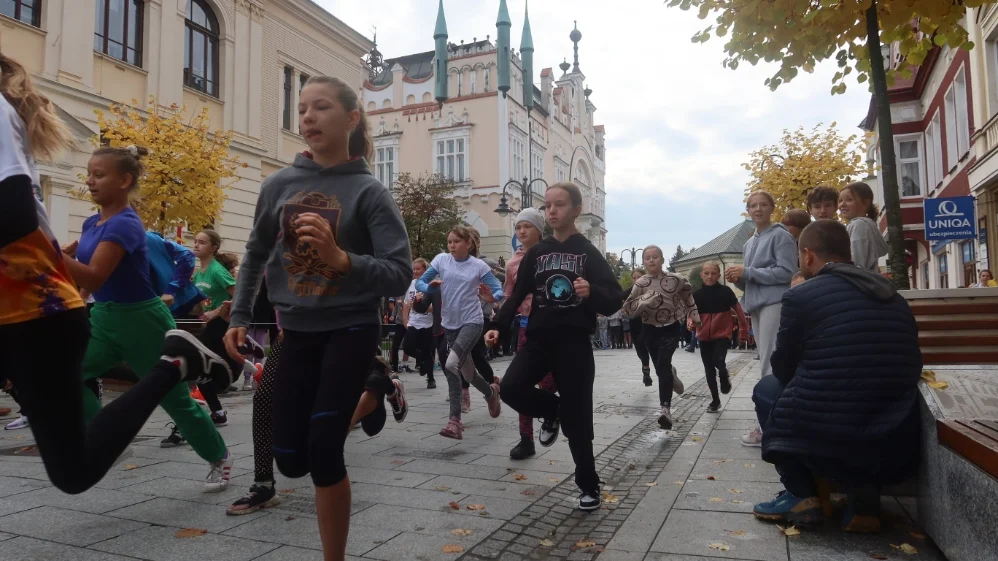 Biegi młodzieżowe 2022 w Rzeszowie. Mnóstwo uczestników [ZDJĘCIA, WIDEO]