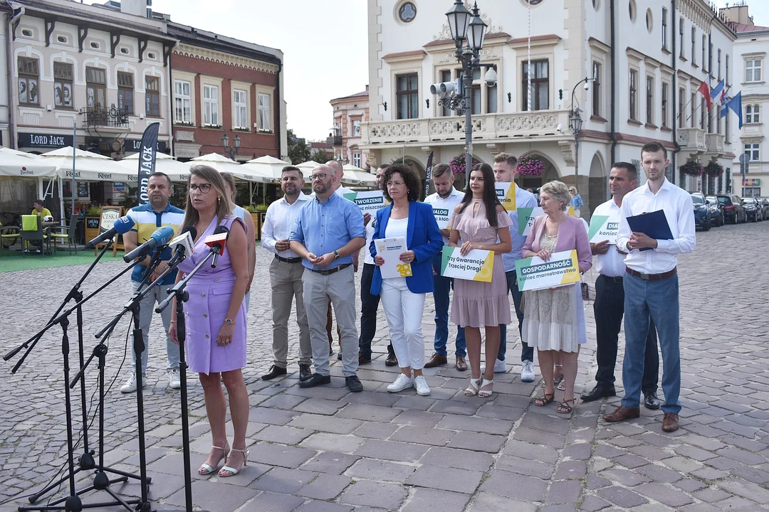 Konferencja prasowa kandydatów partii Polska 2050 Szymona Hołowni w wyborach parlamentarnych 2023 (Rynek w Rzeszowie)