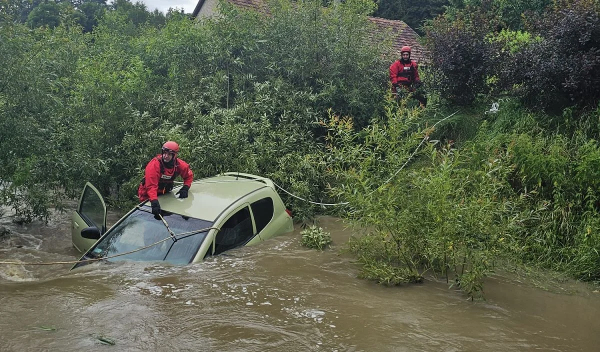 Silny nurt potoku porwał samochód