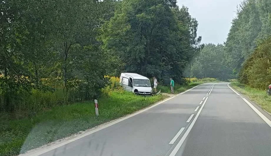 Wypadek na drodze wojewódzkiej w Osiej Górze w gminie Dzikowiec. Samochód w rowie [WIDEO - ZDJĘCIA] - Zdjęcie główne