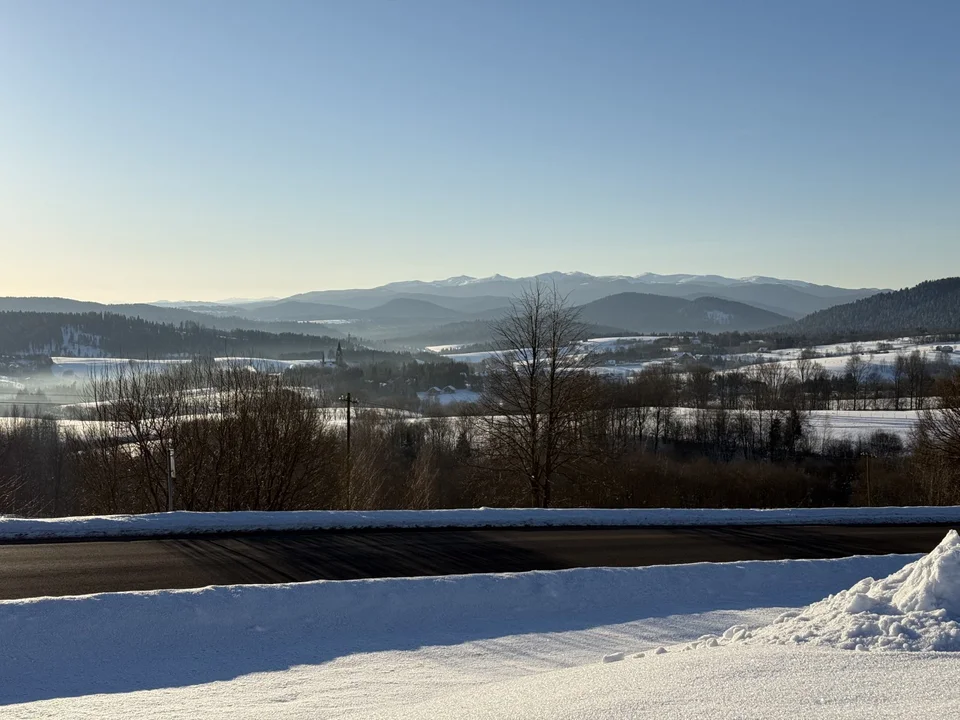 Punkt widokowy w Lutowiskach zimą