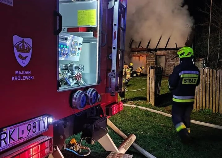 Pożar w Hucie Komorowskiej. Doszczętnie spłonął budynek gospodarczy. W akcji 22 strażaków [ZDJĘCIA] - Zdjęcie główne