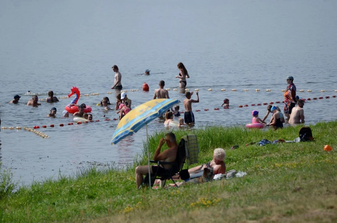 Tłumy nad zalewem w Wilczej Woli