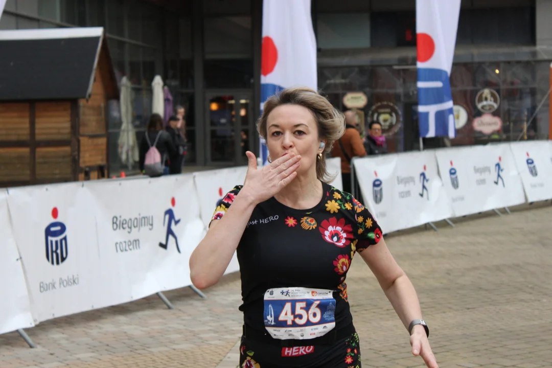 16. PKO Półmaraton Rzeszowski. Szczęśliwi biegacze na trasie oraz na meci