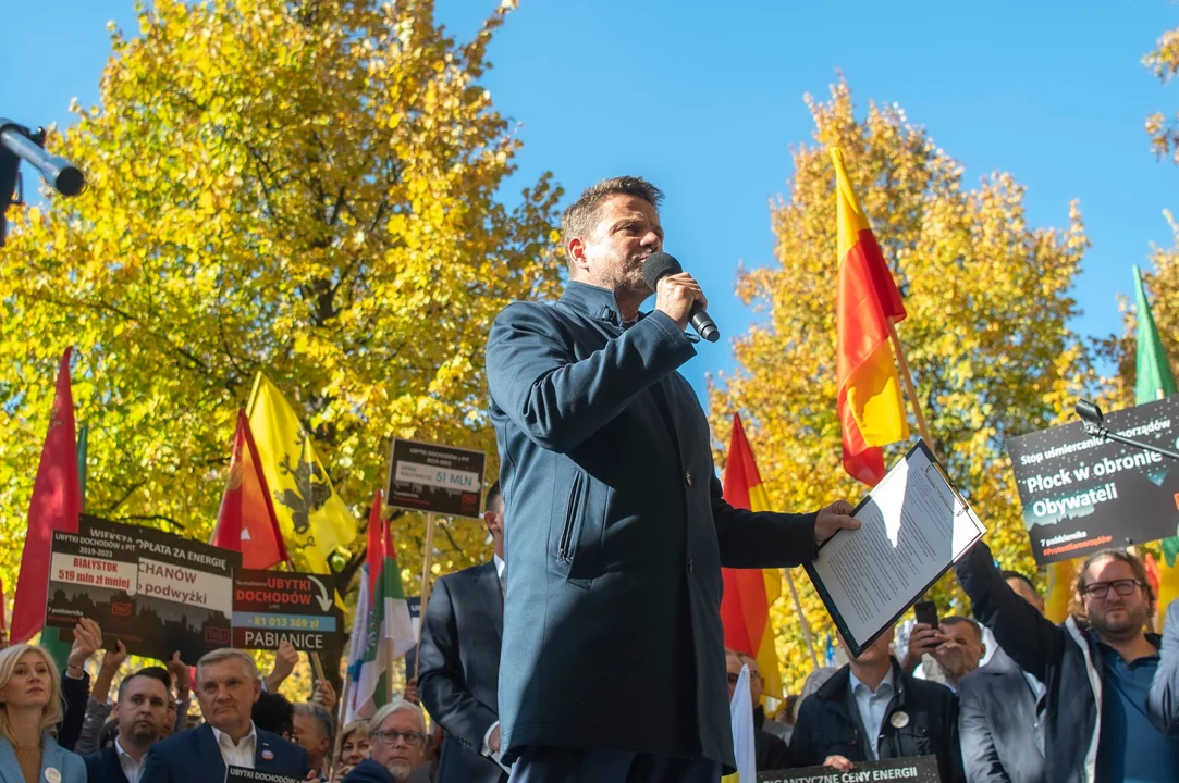 Konrad Fijołek na proteście samorządowców w Warszawie